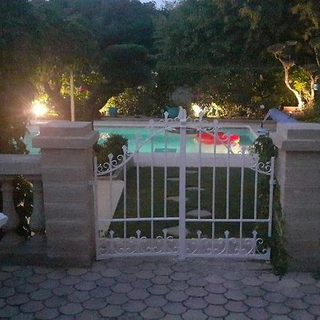 Le Jardin De Mae Apartment Bouc Bel Air Bagian luar foto